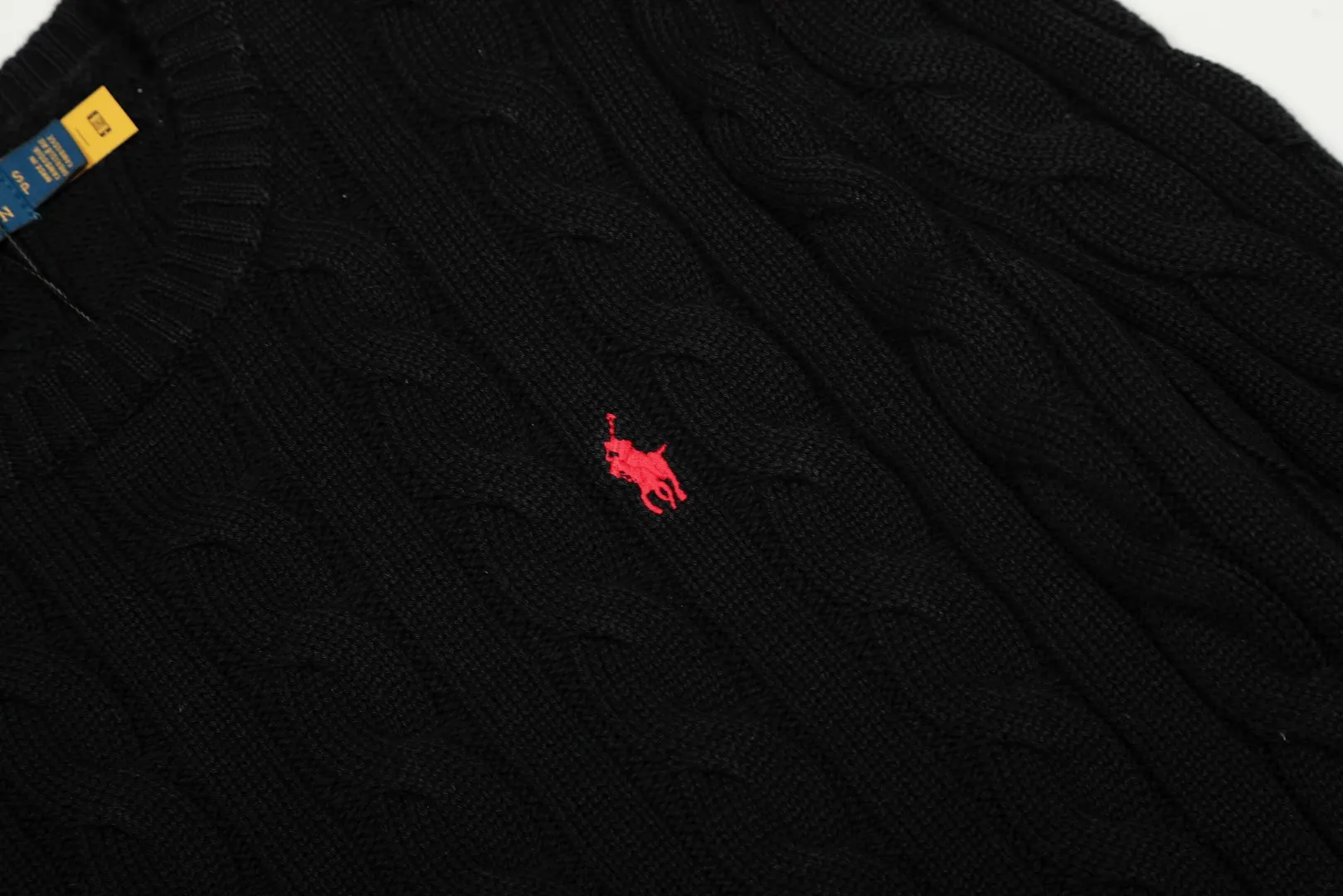 P220 Top quality" Style number: DS012# (not off the shelves all year round) [Ralph Lauren round neck solid color pony embroidered logo twist knitted sweater] ✅Ralph Lauren Ralph Lauren classic basic versatile unisex knitted pullover round neck sweater ✅Main supplier platform live broadcast Wholesale entity Replenish when out of stock Not off the shelf ✅ZP quality 1:1 version Scan the code to enter the GF website Counter quality ✅Detailed quality is the only one in Guangzhou Imported quality cotton yarn, focusing on high-end, cost-effective, good quality needless to say ✅The version is restored to the original order, the maximum size can be worn up to 190 pounds, loose, comfortable and stress-free ✅The upper body is simple and easy to match, ootd must-have style, good-looking clothes are never picky, a must-have in couples' wardrobes.